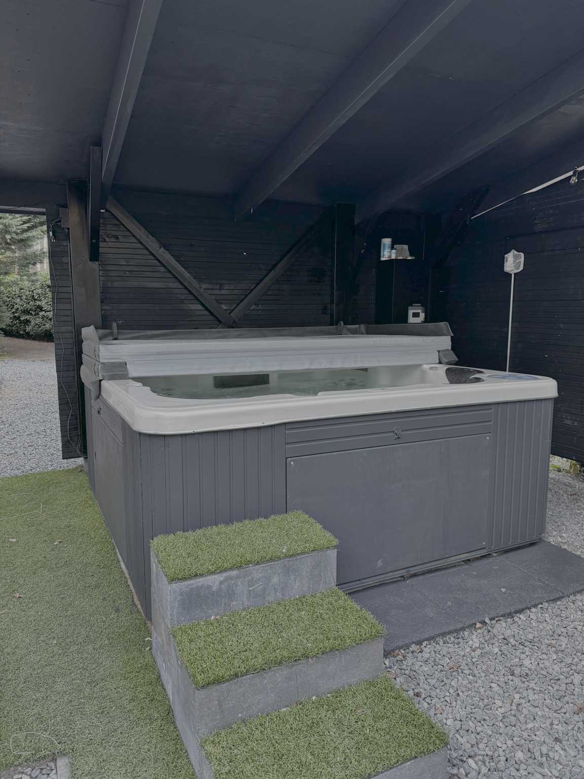 Jacuzzi overdag onder de overkapping