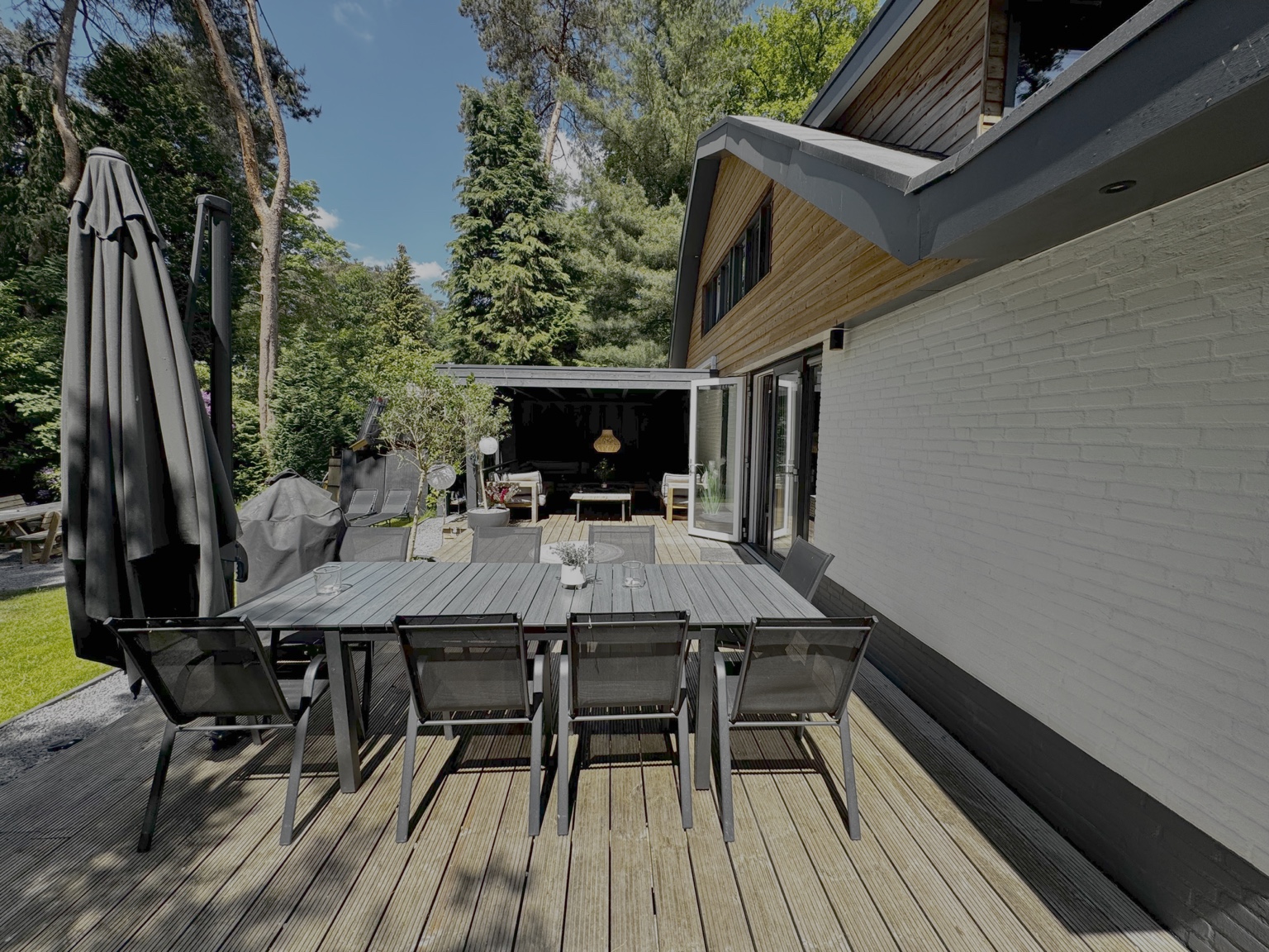 Grote eettafel op het houten terras